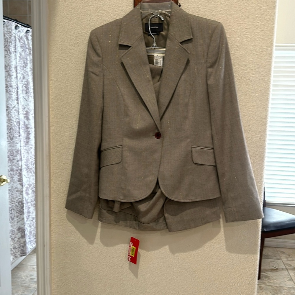 NWT new Maxime Brown Pant Suit, Size 6 pinstriped gold jacket